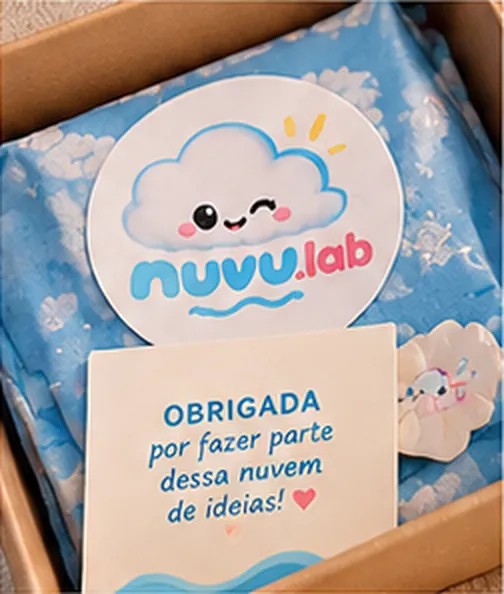 Caixa de envio aberta com o selo da marca e cartão de agradecimento