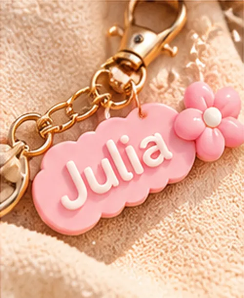 Plaquinha rosa com o nome Julia e uma flor